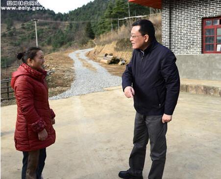 巴中市长冯键到通江县铁厂河林场看望慰...